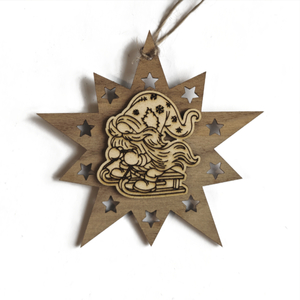 Design Christbaum-Schmuck Doppelstern Walnuss/Ahorn, Motiv Weihnachtsmann auf Schlitten